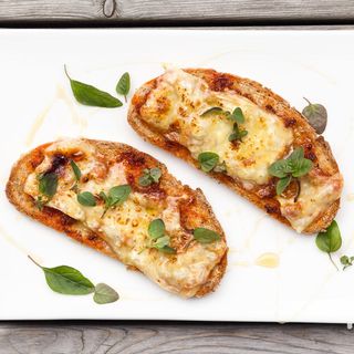 Tosta De Sobrasada Con Queso Y Miel