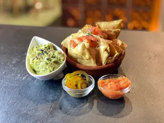 Nachos Con Queso Y Guacamole