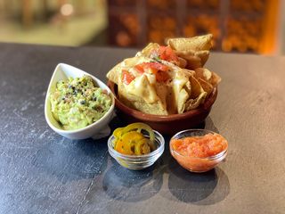 Nachos Con Queso Y Guacamole