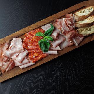 Колекція італійських ковбасок  з грінками