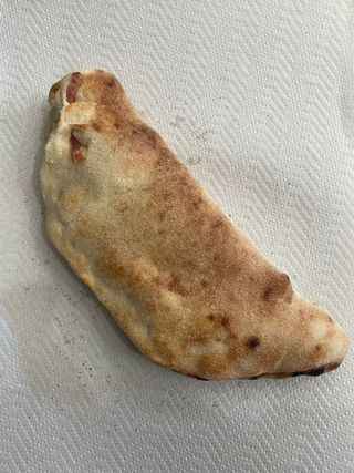 Calzoncino salame e mozzarella
