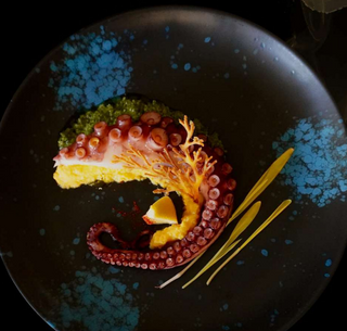 Pulpo con hummus de pimiento asado