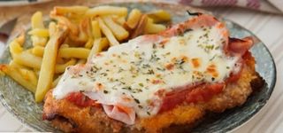 Escalope de pollo crujiente picante a la napolitana con patatas