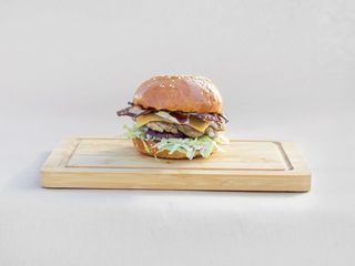 Burger chrupiący boczek