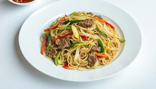 Tăiţei de orez prăjiti cu carne de vită, ou si legume