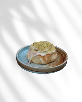 Cinnamon Roll Con Pistacho