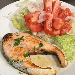 Menu (1)Ensaladilla rusa (2) Salmón 