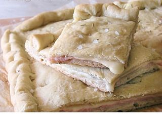 Focaccia farcita salsa e mozzarella - intera