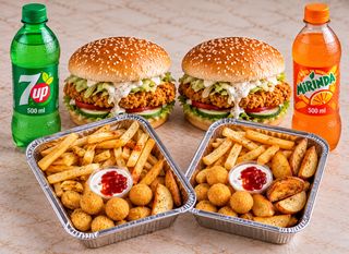 2 Burgere  crispy pui + 2 Cartofi asortați + 2 băuturi