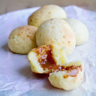 Pandebono relleno de arequipe (dulce de leche)