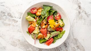 Салат с креветками и манго соусом