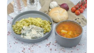 Supa de cartofi,piept de pui cu sos de parmezan si spanac,orez cu curry si mazare,chifla