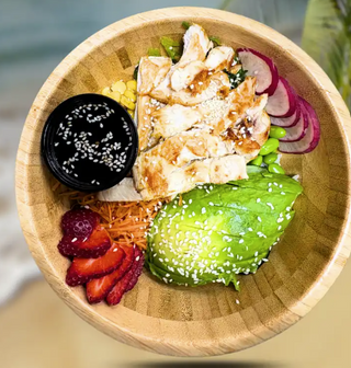 Poke bowl de arroz con verduras y pollo