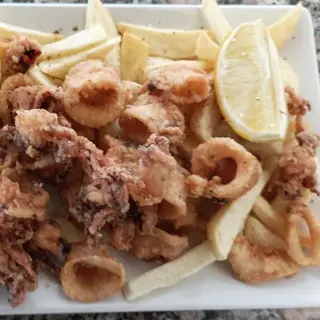 Ración de Chipirones fritos con Patatas