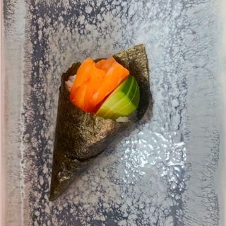 32. Temaki De Salmón Con Aguacate (2 Pzs.)