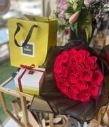 Bouquet de fleurs rouge avec chocolat Patchi 