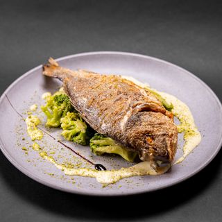 Sea bream with broccoli