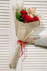 Buket crvene ruže i plisani medo