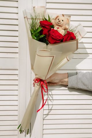 Buket crvene ruže i plisani medo