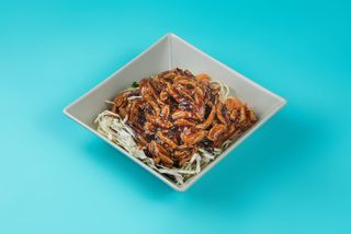 Piletina sa prženim špagetama, povrćem i jajima u soja sosu