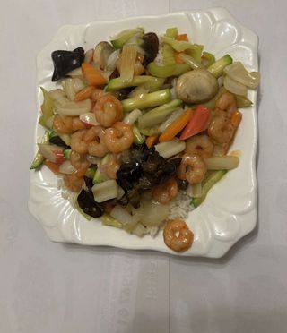 Морски дарове със зеленчуци, върху бял ориз (700г)