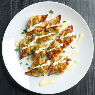 Gyoza vegetariani fritti con salsa yogurt 4 pezzi