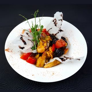 Теплый салат с курицей и хрустящими баклажанами