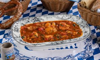 კრევეტები ცოცხალ პომიდორში (4 პერსონაზე)