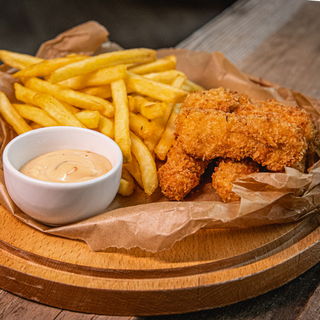 Nuggets de pui cu cartofi prăjiți