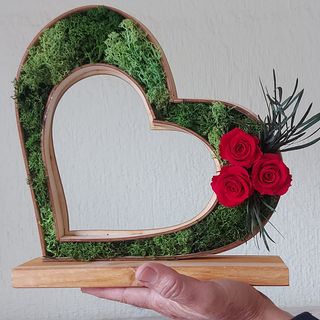 Corazón de madera con flores preservadas
