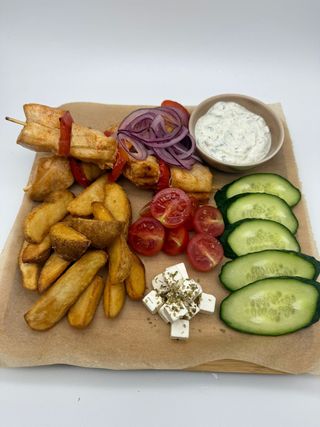 Frigărui de pui cu salată de vară