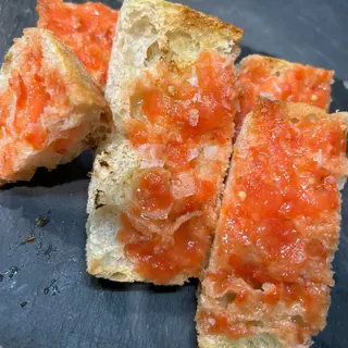 Pan de coca con tomate