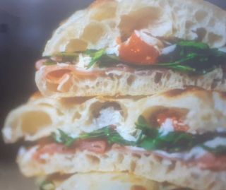 Ciaccino con prosciutto crudo, rucola e pomodorini per 4 persone