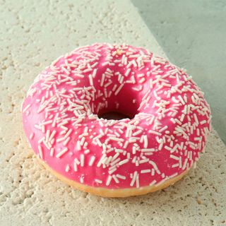 Donut sa prelivom od jagoda