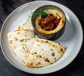 Humus cu rosii uscate