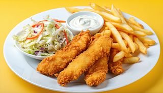 Crispy strips cu cartofi pai, salată varză și maioneză cu usturoi