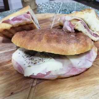 Panino con prosciutto cotto e provola