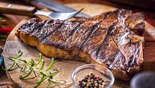 Bistecca di manzo danese con patate al forno