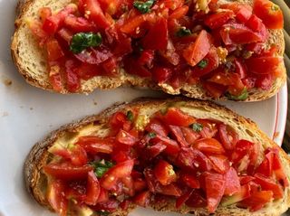 Bruschette con pomodorini e rucola