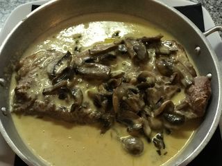 Bife da Vazia com Molho Natas e Cogumelos Frescos