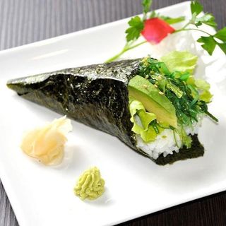 Temaki aguacate, lechuga y wakame.