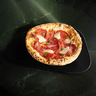 Pizza sa bresolom i breskvom