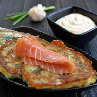 Uštipci od tikvica sa jogurtom, dimljenim lososom i paradajzom 300g