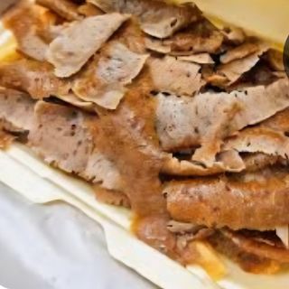 Carne de kebab con patatas fritas