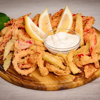 Fritto misto din fructe de mare crocante si cartofi prajiti servite cu sos aioli