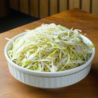 Kapusta kiszona z burakiem i czosnkiem ok.150g