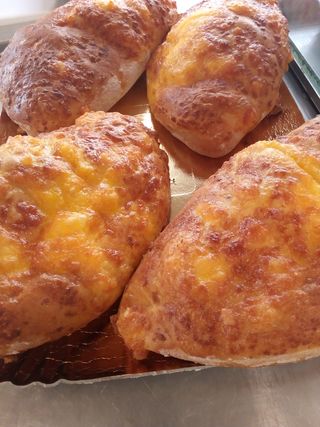 Calzone al forno con prosciutto e mozzarella