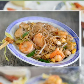 Fideos de arroz fritos con tres delicias