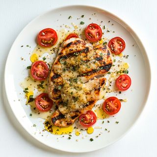 Menú Pollo Parmesano Con Ensalada Y Huevo Frito