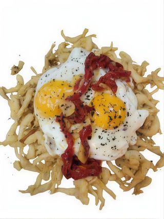 Huevos rotos con gambas cristal